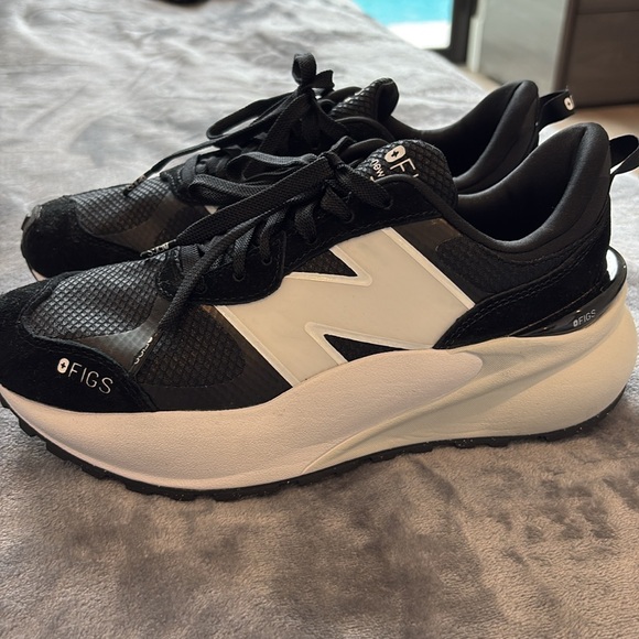 New Balance x FIGS sneakers women’s size 8.5 - Picture 2 of 4